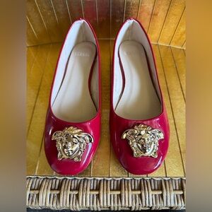 Adorable, red patent leather Medusa flats